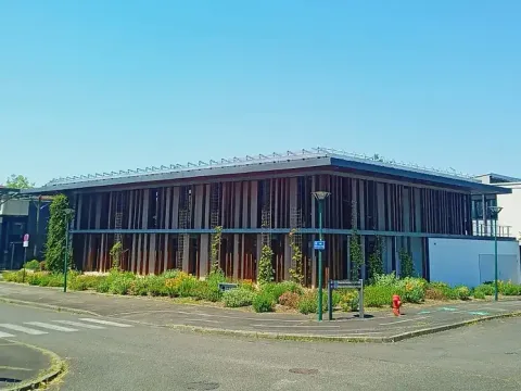 Bâtiment du CAUE des Landes après réfection de sa toiture végétalisée