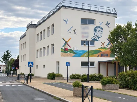 Façades de l’école Jacques-Brel à Ambès après travaux d’isolation thermique par l’extérieur